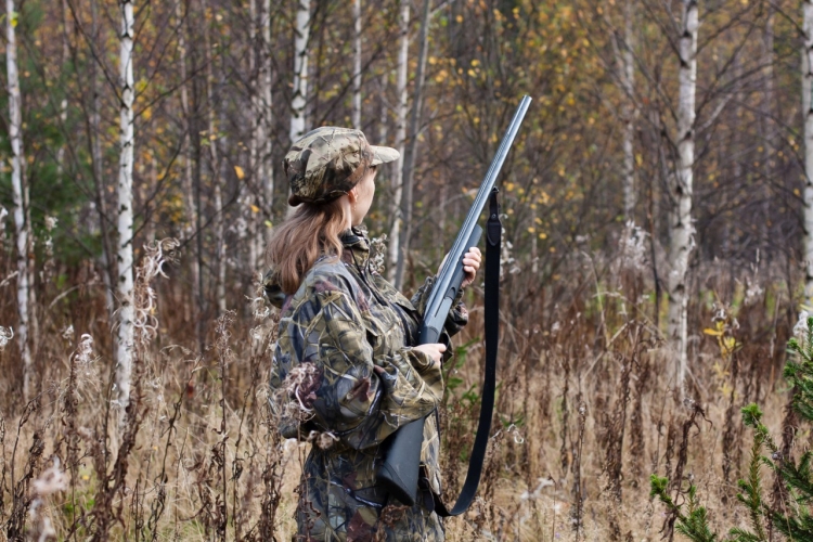 Фотосессия в лесу с ружьем