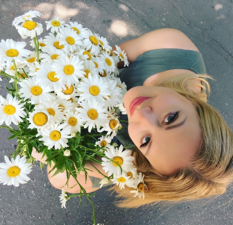 Девушка с букетом ромашек