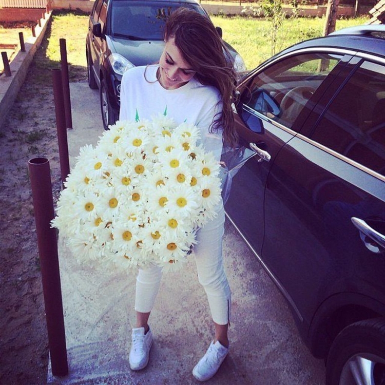 Брюнетка с ромашками