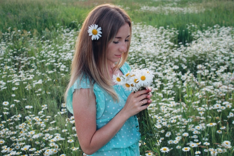 Девушка с ромашками