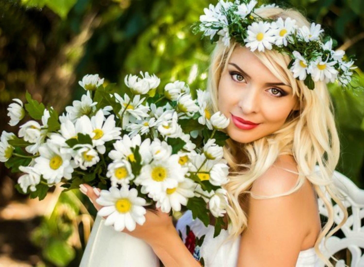 Ромашки в руках у девушки