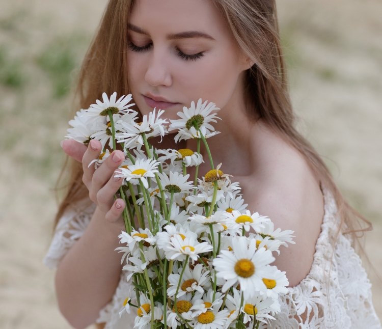 Фотосессия с букетом ромашек