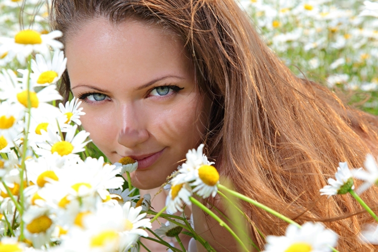 Девушка блондинка с ромашками