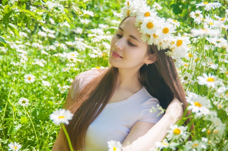 Реальное фото девушки с ромашкой в косе .Волгоград