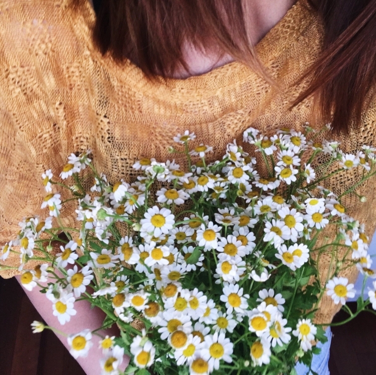 Девушка с ромашками