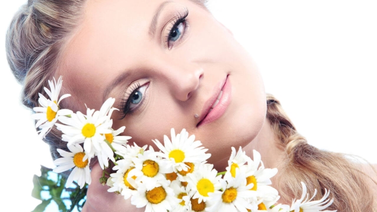 Девушка с букетом ромашек