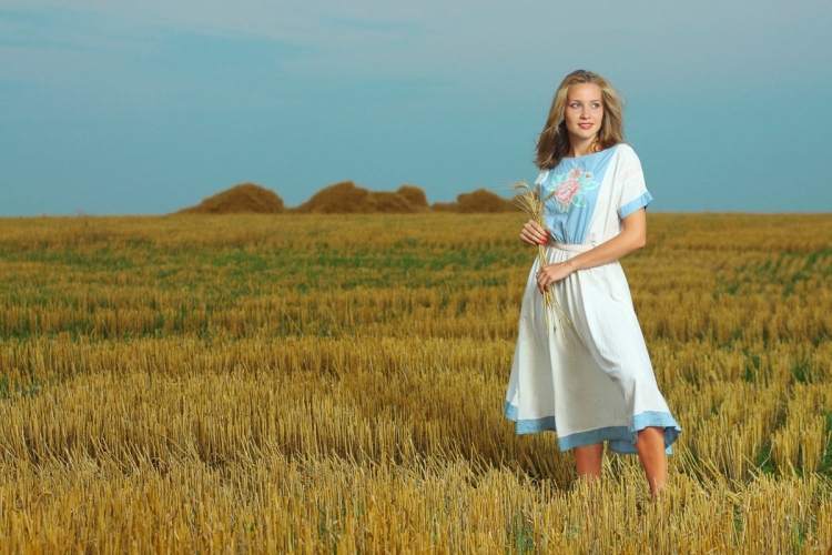 Женщина в платье в поле