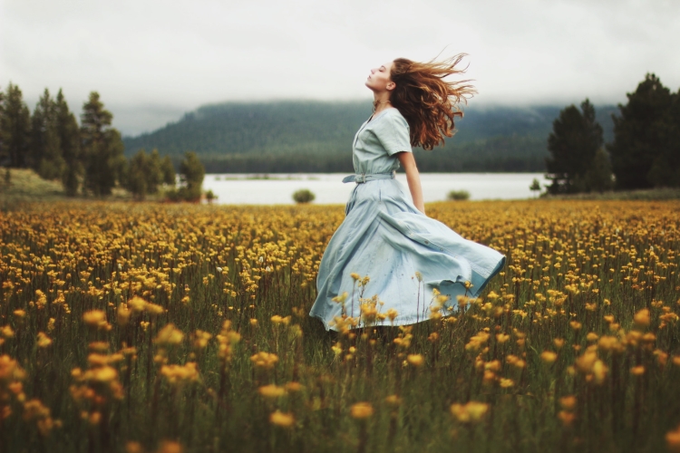 Девушка в поле