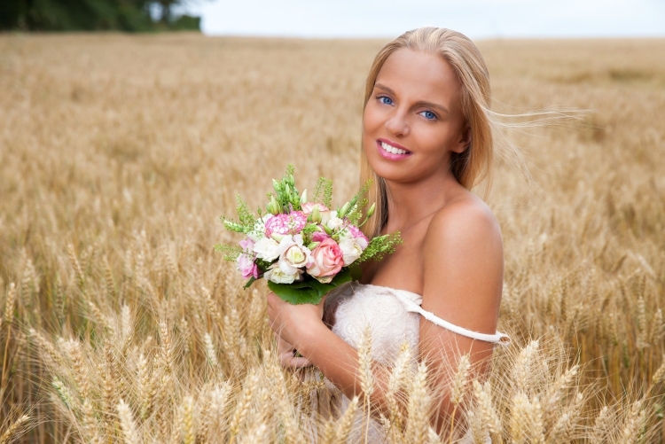 Блондинка в поле цветов