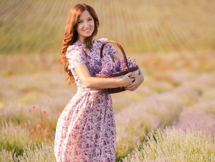 Девушки в летних сарафанах