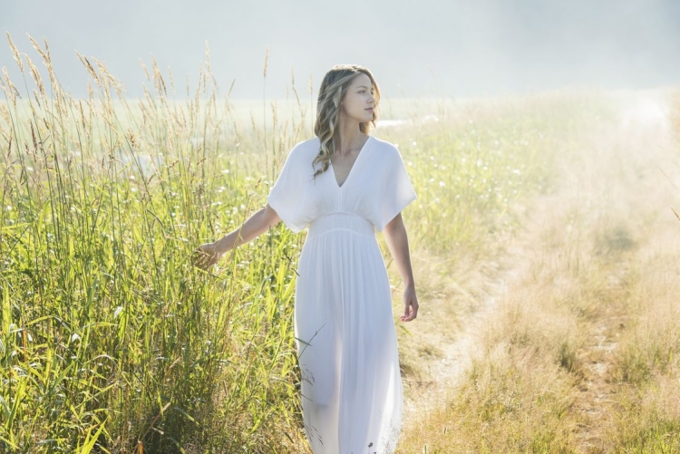 Бенойст, Мелисса в платье