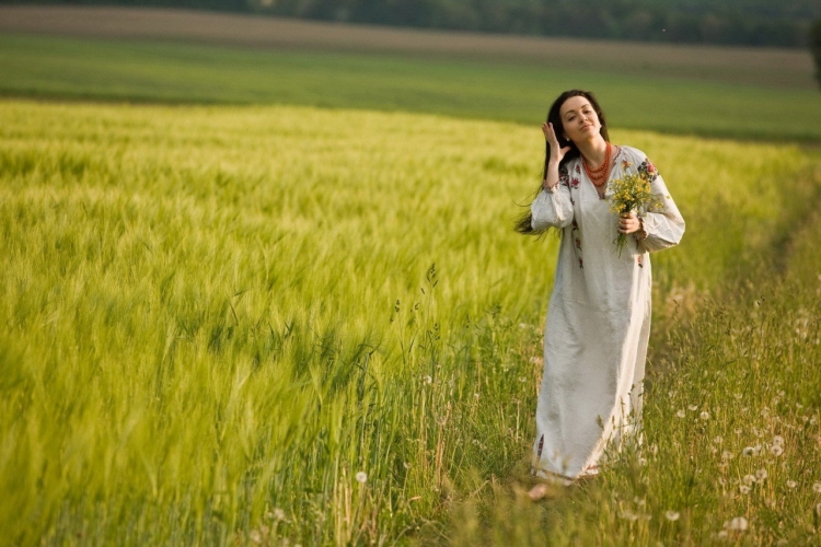 Девушка в поле