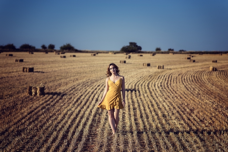 Девушка в поле обои