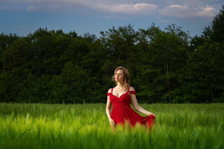 Девушка в платье на траве