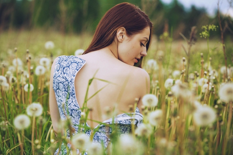Девушка с одуванчиком