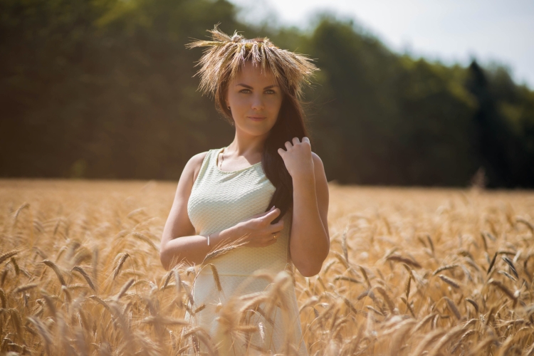 Девушка в поле