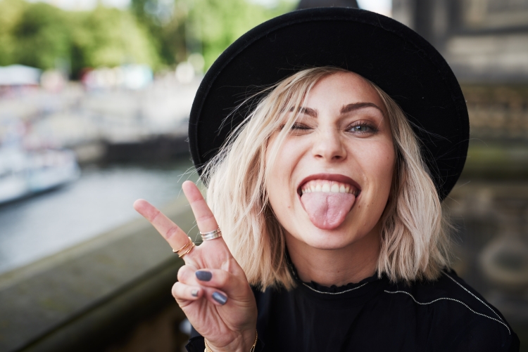 Самая веселая девушка