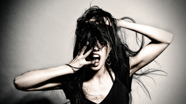 Девушка кричит