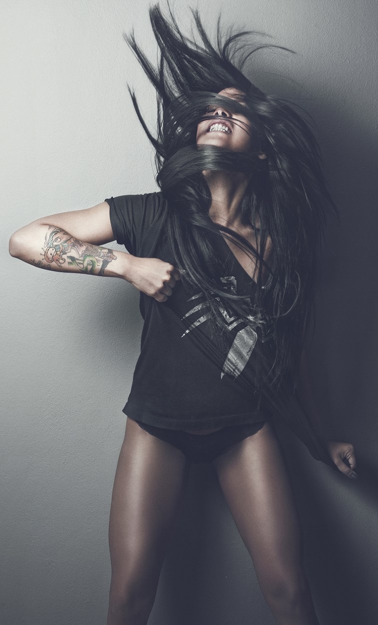 Дерзкая брюнетка