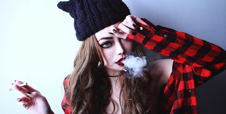 Девушка с сигаретой