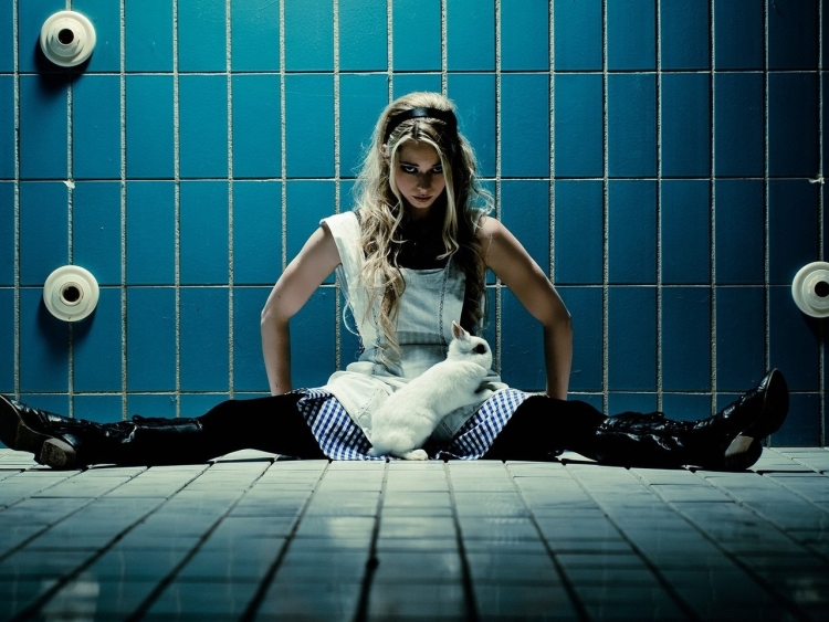 Красивая сумасшедшая девушка