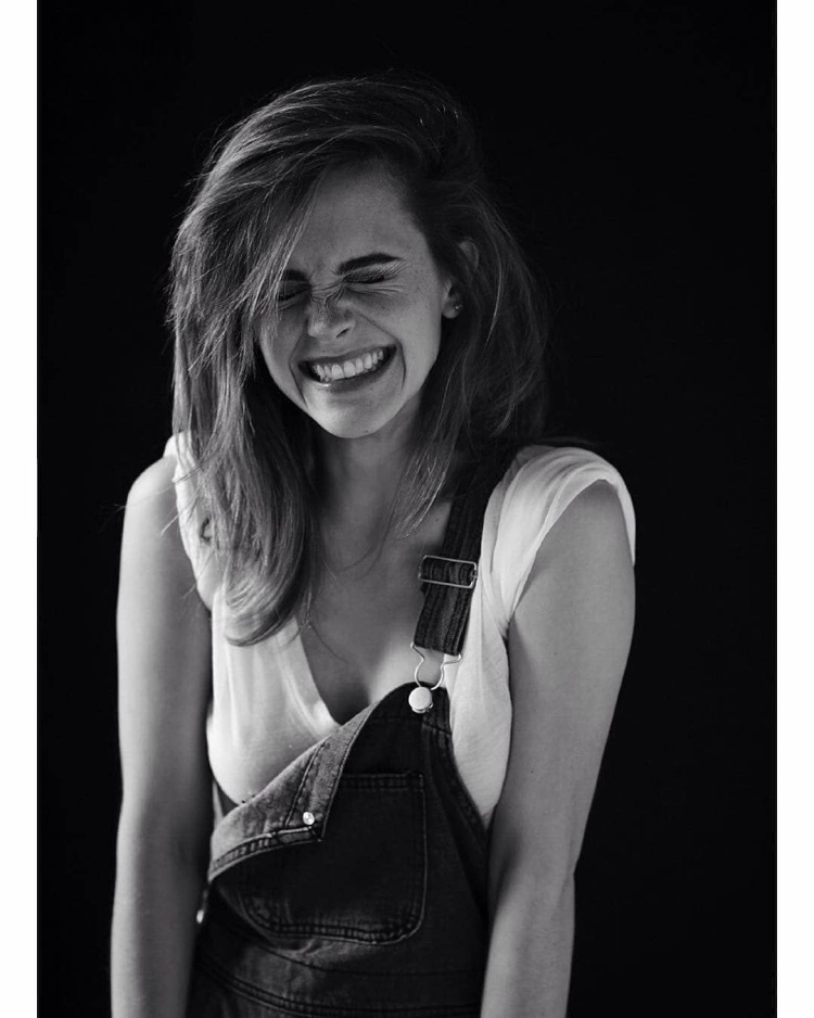 Эмма Уотсон смеется