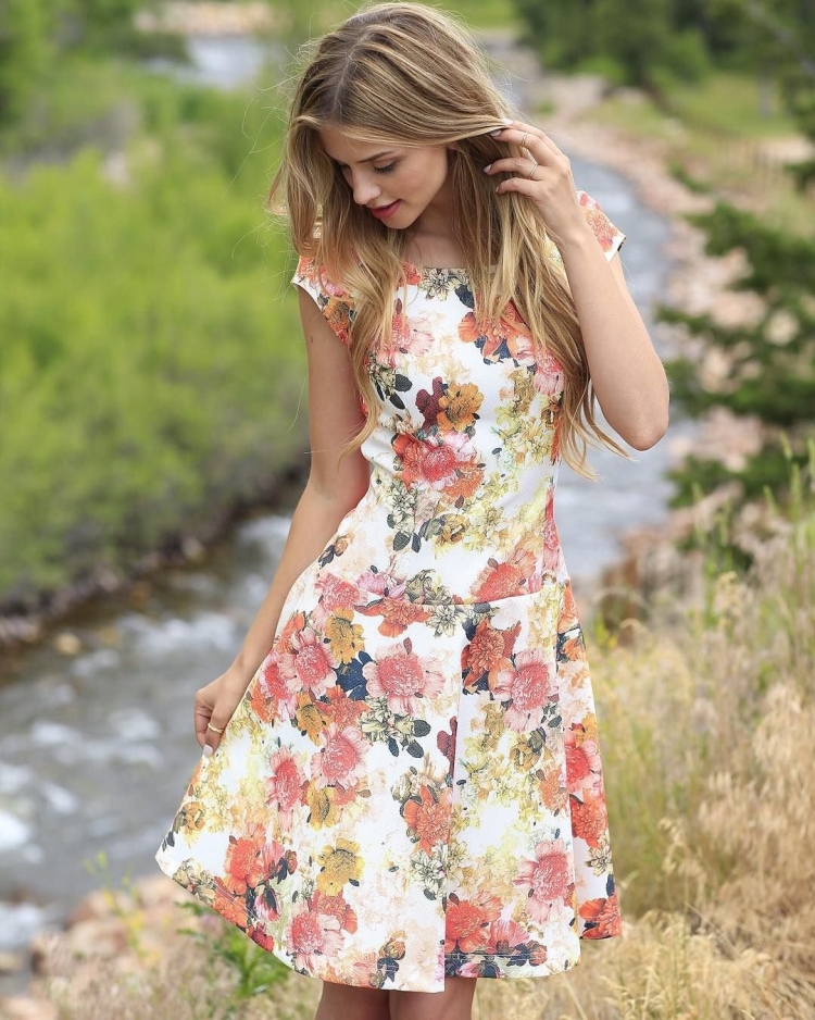 Девушки в летних коротких платьях