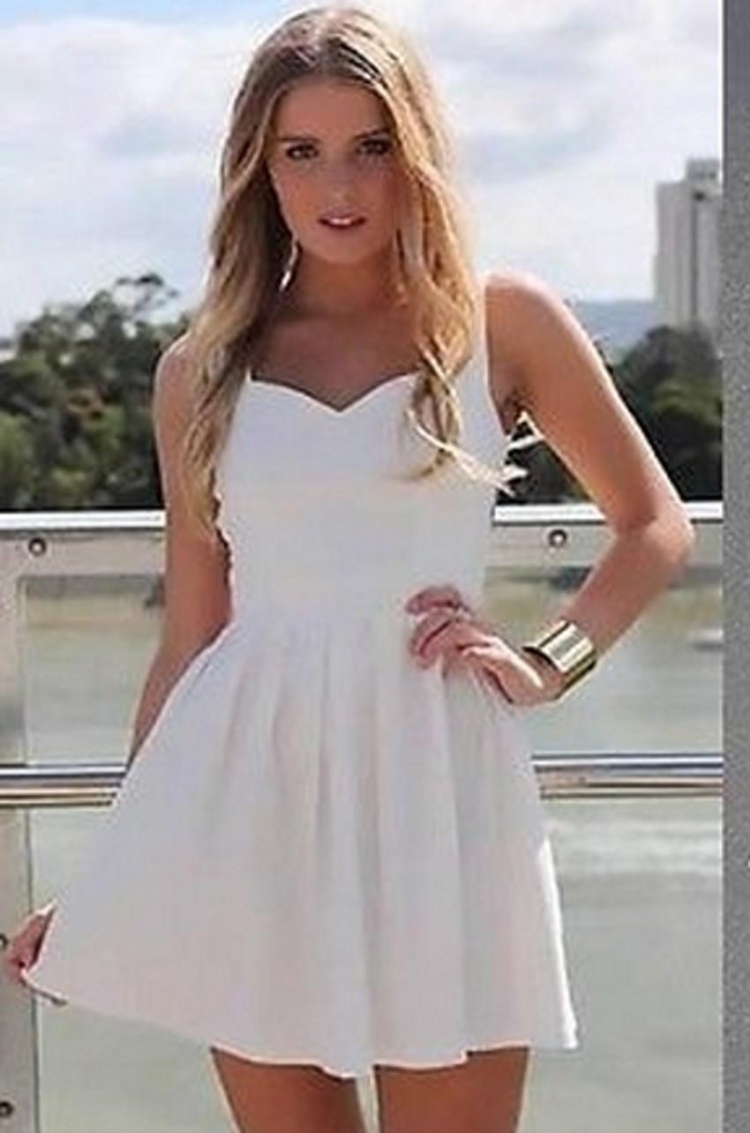 Девушка в сарафане