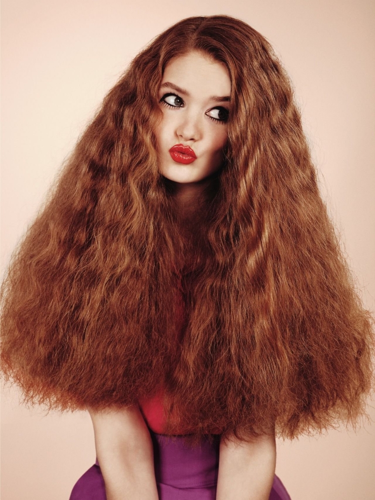 Пушистые волосы у девушки