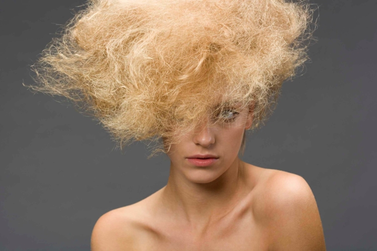 Милая девушка с кудряшками