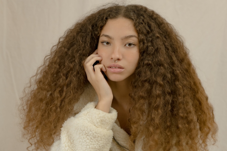 Девочка с пушистыми волосами