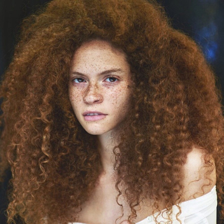 Женщина с лохматой прической название