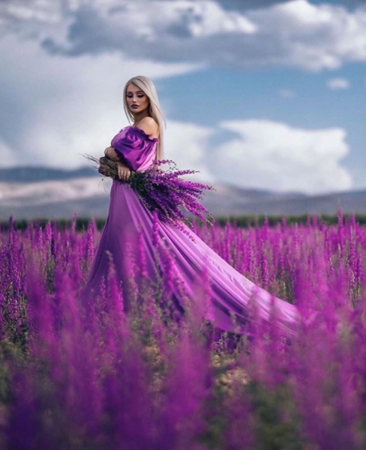 Любовь Толкалина в лавандовом поле