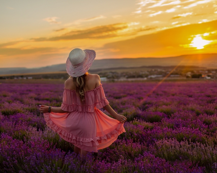 Девушка в поле лаванды