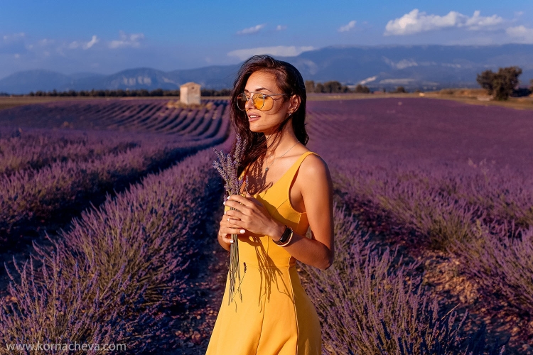 Девочка в лавандовом поле