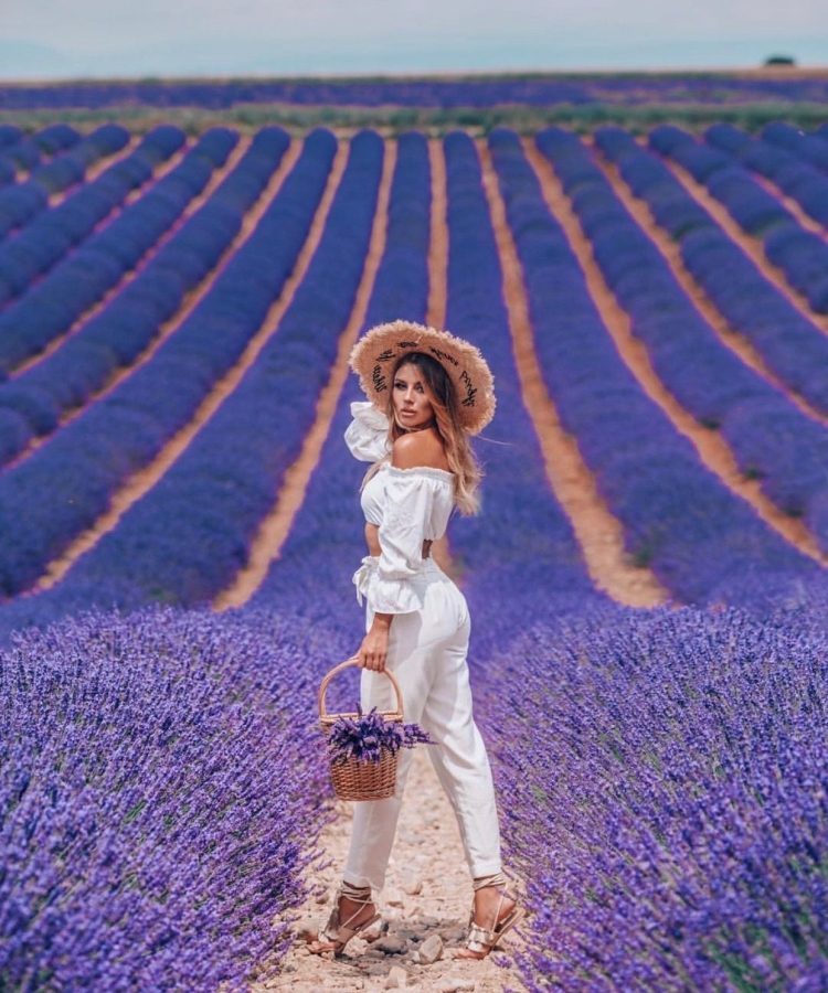 Женщина с лавандой