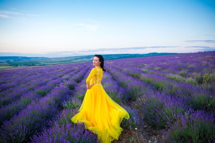 Девушка с лавандой