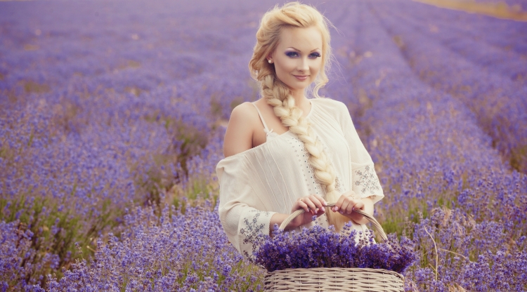 Девушка в лавандовом поле со спины