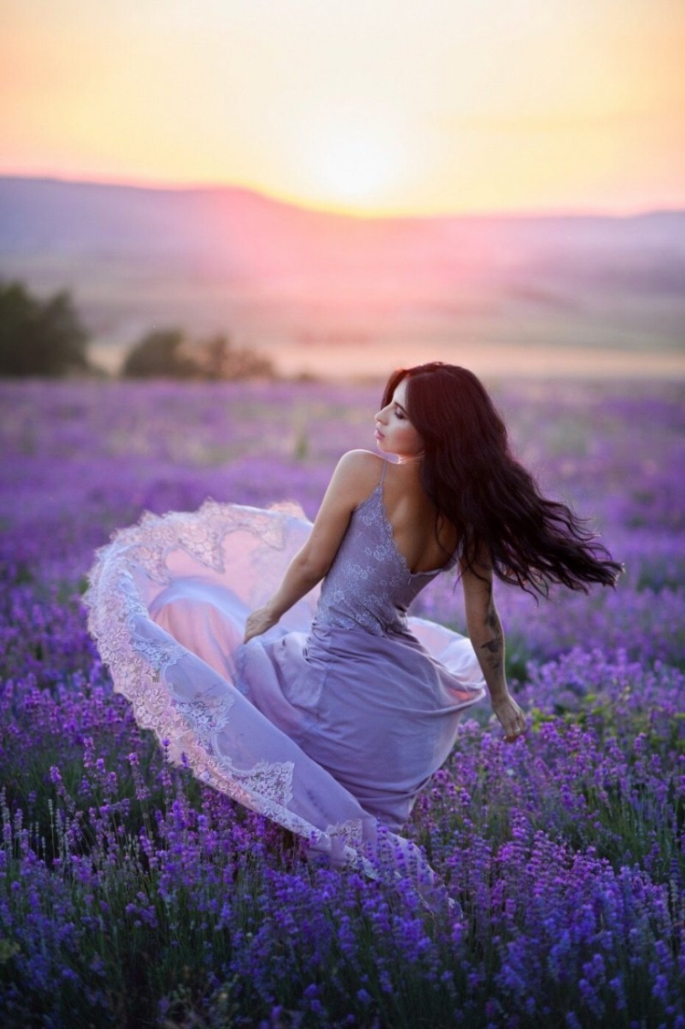 Девушка в лавандовом поле