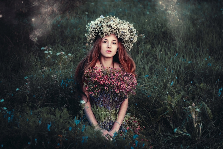 Девочка в венке из цветов