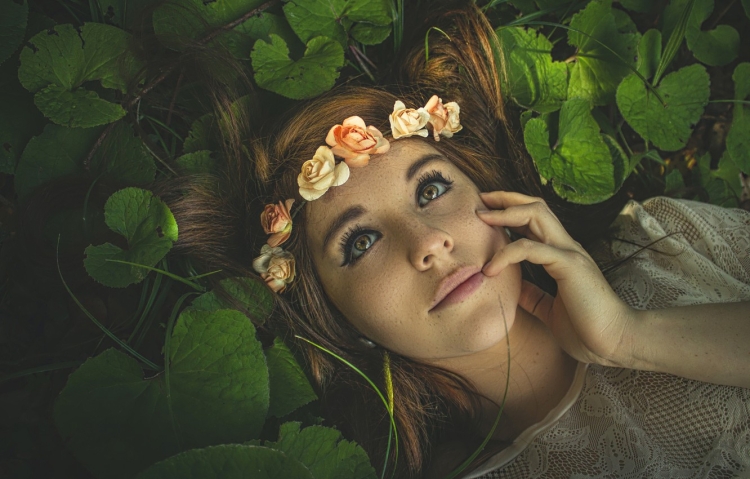 Девушка с венком на голове