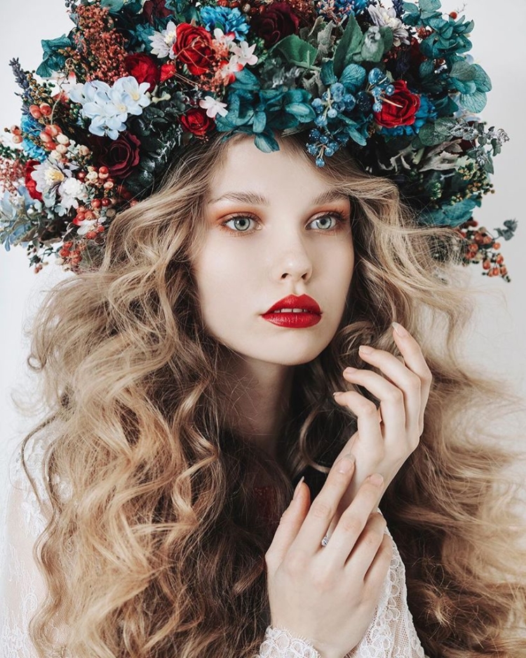 Девушка в венке