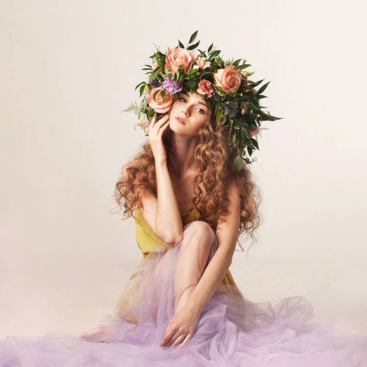 Девушка в листве