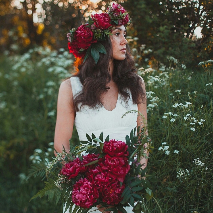 Девушка в цветочном венке