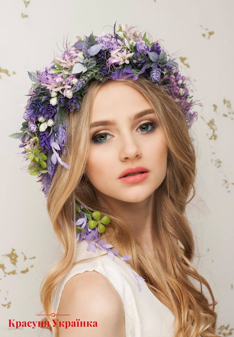 Кэтрин Уинник с венком на голове