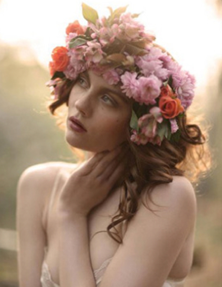 Девушка с венком на голове