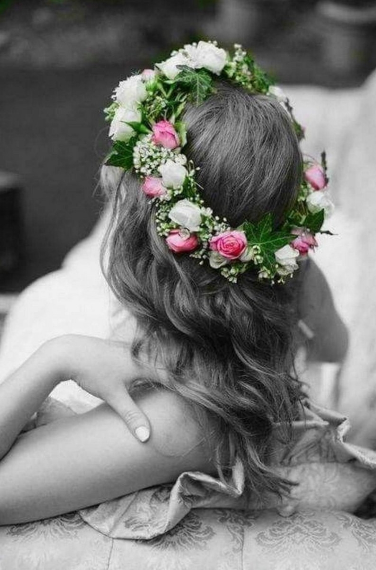 Портрет с венком на голове