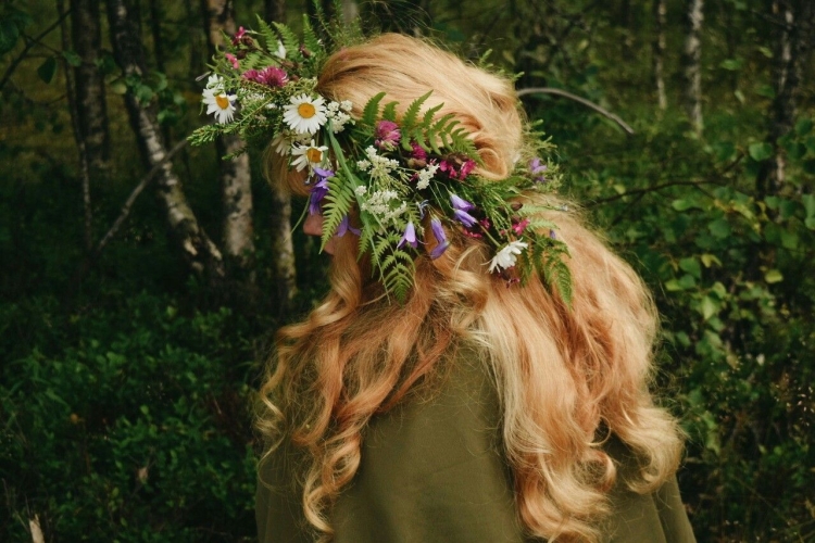 Девушка в венке