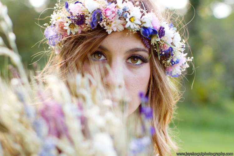 Девушка в платье с венком