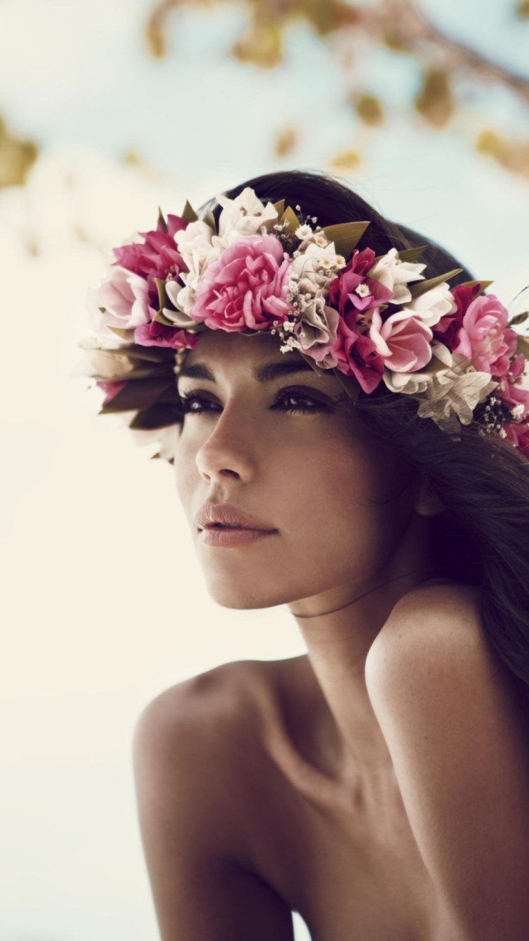 Девушка рыжеволосая с венком